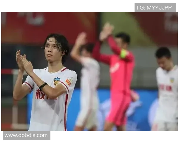 张修维在权健对恒大的比赛中全场狂奔展现拼搏精神引发热议